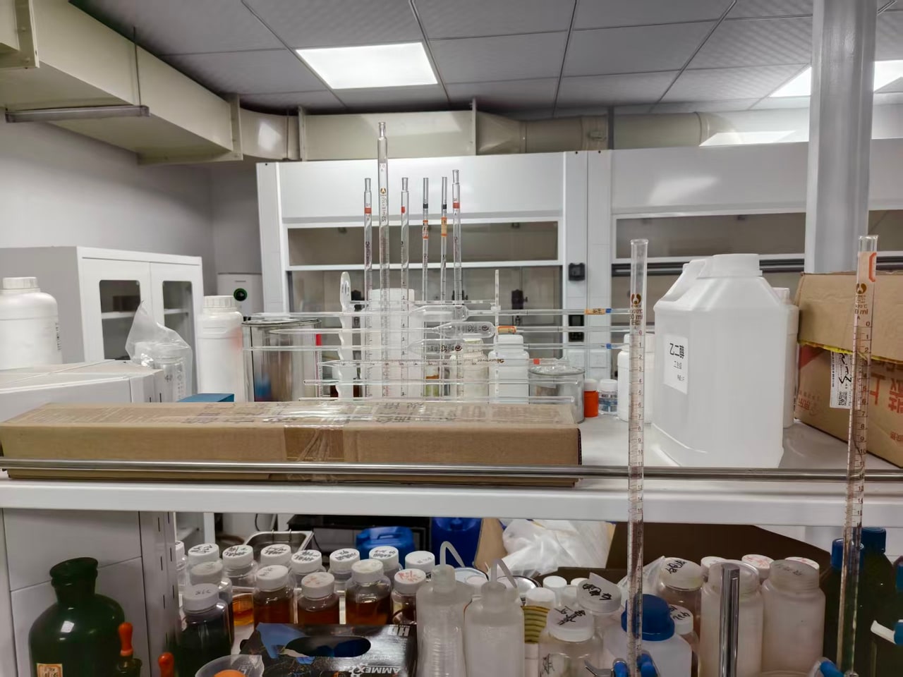 Laboratory glassware and material sample containers
