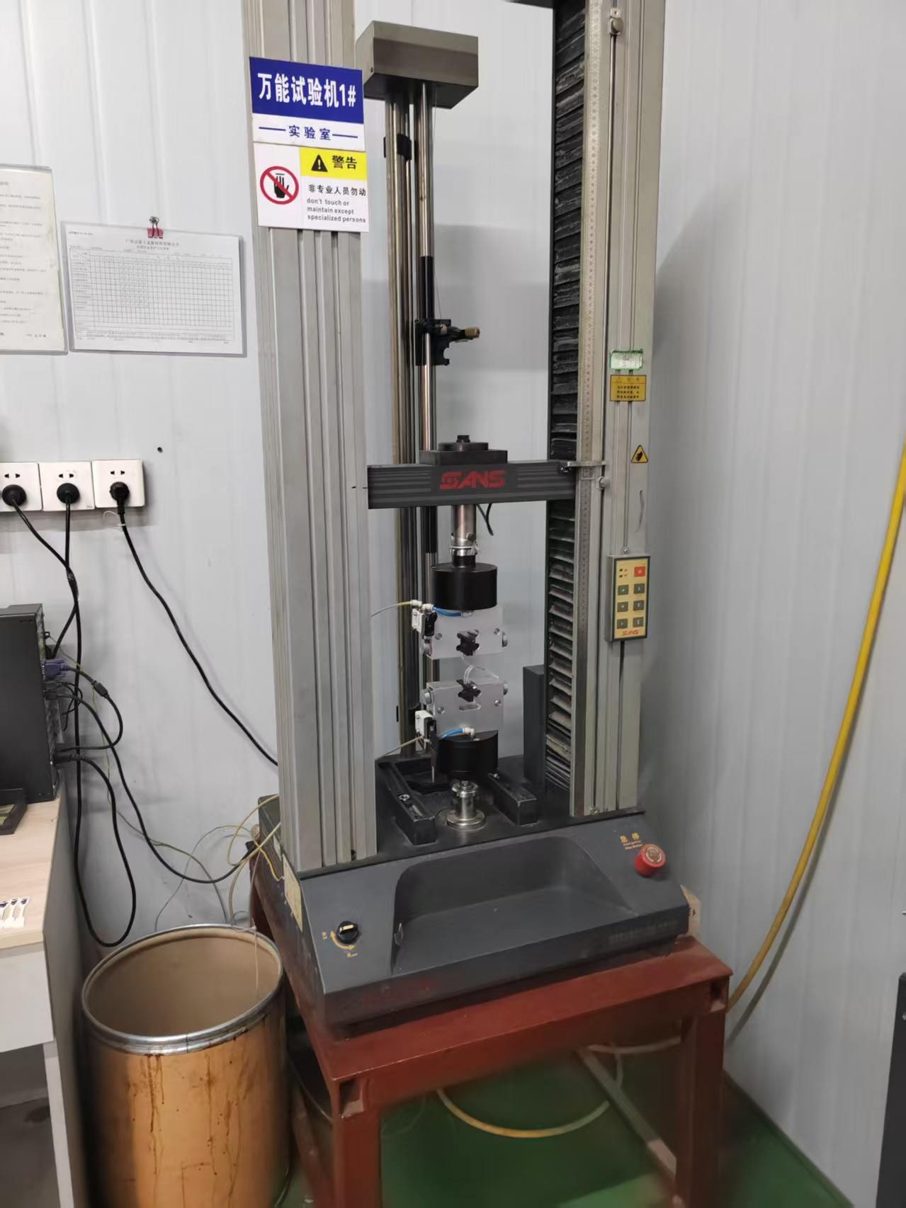 Universal testing machine with specimen fixtures