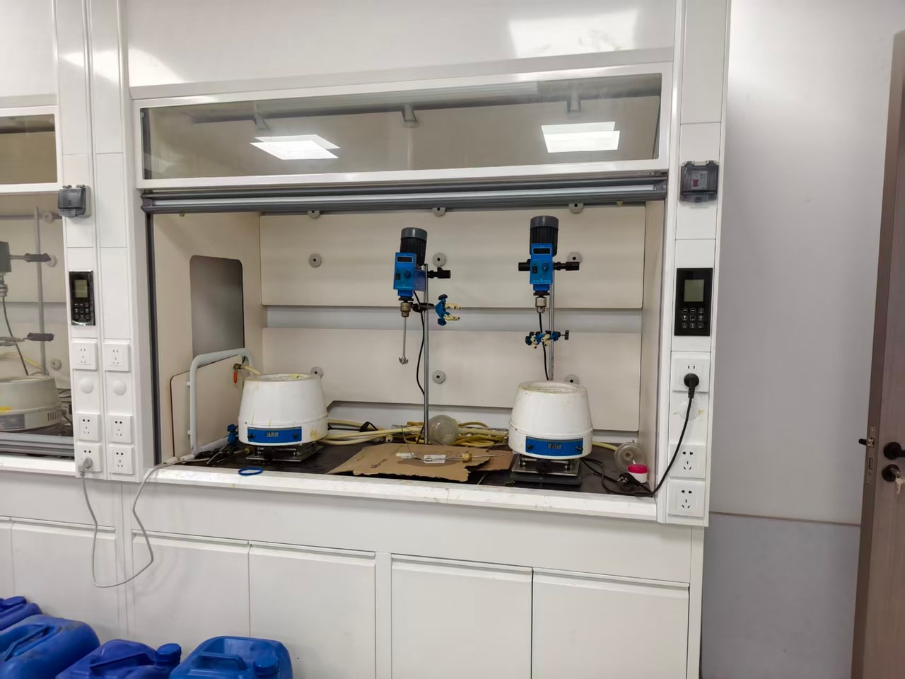Laboratory workstation with mixing equipment